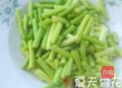 火鸡腿炒蒜苔的做法图解1