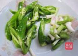 青椒鱼干的做法图解2