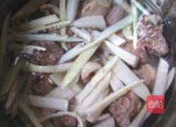 酸萝卜竹笋炖鸭子的做法图解6