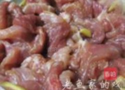鸡皮果炒肉的做法图解2