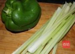 芹菜炒栗子的做法图解1