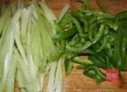 芹菜炒栗子的做法图解3