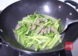 香芹炒鲮鱼肉饼的做法图解3