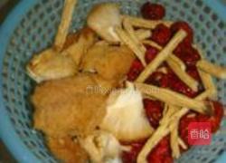 猴头菇炖鸡的做法图解1