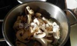 蘑菇炒鸡蛋怎么做呢 MjUwX2MxXzA