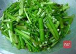 旱芹炒百叶的做法图解1