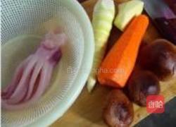 鱿鱼酸辣汤的做法图解1