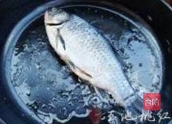 鲫鱼白菜汤的做法图解1