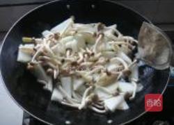 蟹味菇炖冬瓜的做法图解3