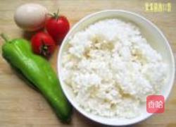 小番茄青椒炒饭的做法图解1