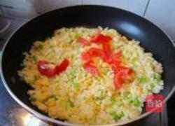 小番茄青椒炒饭的做法图解7