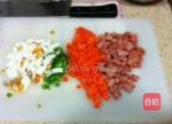 鸡肉肠咸蛋炒饭的做法图解2