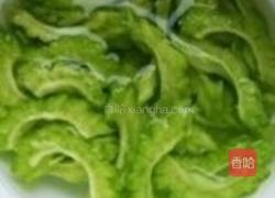 豉鲮鱼拌苦瓜的做法图解2