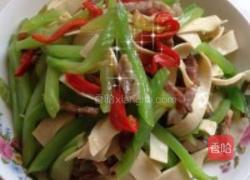 腊肠炒青笋豆腐皮丝的做法图解1