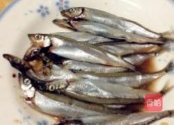 煎多春鱼的做法图解1