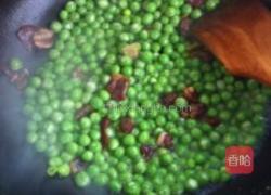 腊肉粒炒豌豆的做法图解6