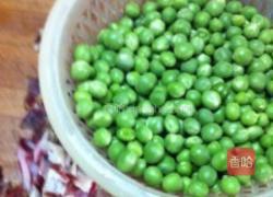 腊肉粒炒豌豆的做法图解2