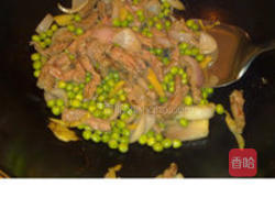 青豆青椒红萝卜炒牛肉丝的做法图解6