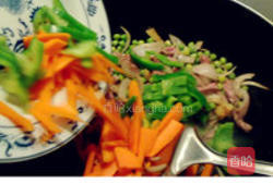 青豆青椒红萝卜炒牛肉丝的做法图解7