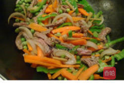 青豆青椒红萝卜炒牛肉丝的做法图解8
