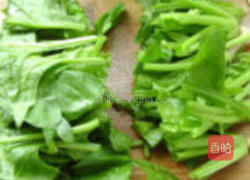 黑豆黑芝麻小鱼干凉拌菠菜的做法图解1