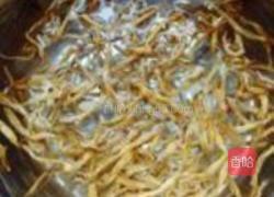 黄花菜炒鸡肉丝的做法图解1