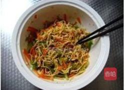 凉拌芹菜三丝的做法图解3