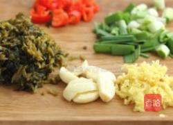 雪菜豆腐烧青占鱼的做法图解1