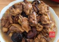香菇炒鸡肉的做法图解1