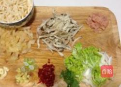 鸡肉酸菜炒面的做法图解1