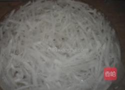 白萝卜丝汤的做法图解1