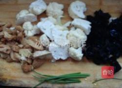 豆腐肉圆猴头菇花菜木耳汤的做法图解2