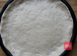 腊肠黑橄榄披萨的做法图解2