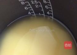 土豆青豆香菇腊肉焖饭的做法图解1