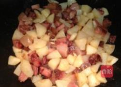 土豆青豆香菇腊肉焖饭的做法图解6