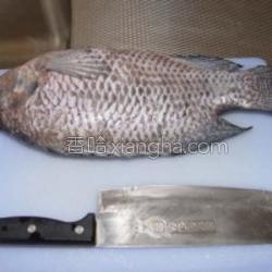 用什么东西刮鱼鳞刮得快 MjUwX2MxXzA