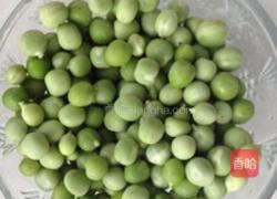 香肠豌豆焖饭的做法图解1