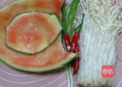 辣拌西瓜皮金针菇的做法图解1
