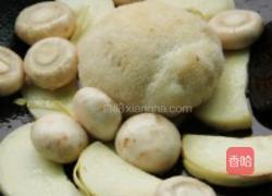 云南菌菇笋片掌中宝的做法图解3