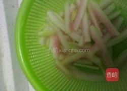 酸辣西瓜皮丝的做法图解2