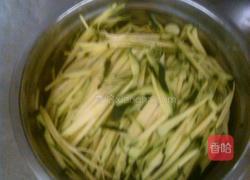 青豆瓜丝汤的做法图解2