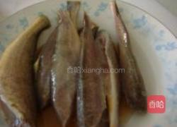 香辣小黄鱼的做法图解1