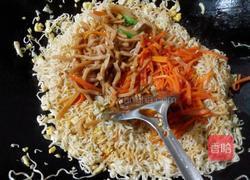 鸡肉火腿肠炒面的做法图解5