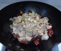 怎样做红油辣子鸡 MjUwX2MxXzA