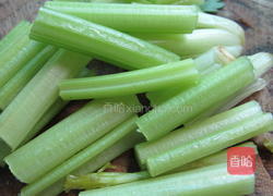 油豆腐炒鱼丸的做法图解3
