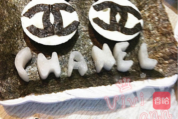 成了。盘底下是用整张海苔作装饰垫~白萝卜的