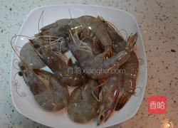 莲藕炒手剥虾的做法图解1