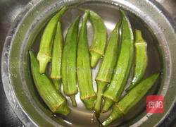 秋葵炒香肠的做法图解2