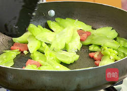 豆豉鲮鱼炒苦瓜的做法图解2