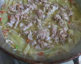 酸汤肥牛的做法 MjgweDIyMA